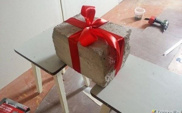 Au primit o bucata de BETON cadou de nunta. Cand au deschis-o, au inceput sa PLANGA de emotie!