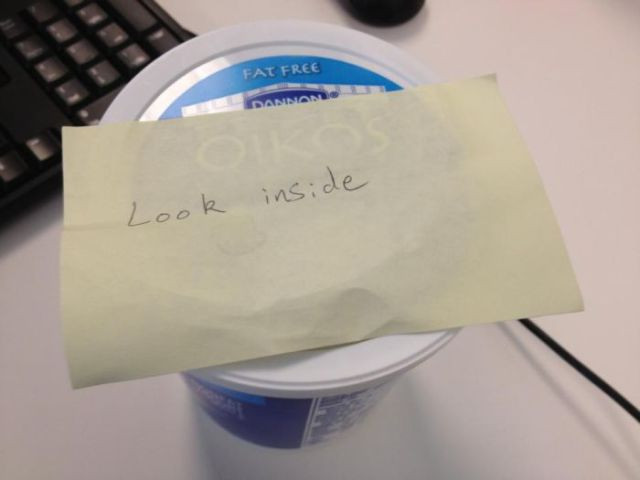 "Uita-te inauntru". Ce a patit o femeie cand a ajuns la birou si a deschis capacul la cutia cu iaurt