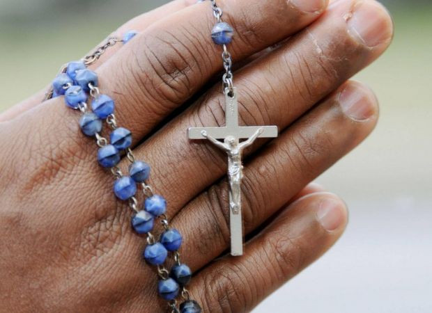 O tanara din Franta a fost crucificata de sectanti adventisti. Barbatii sunt acuzati de tortura