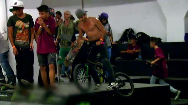 "Mai bine sa se juleasca la skateboard, decat sa stea pe net". Parintii incurajeaza sportul urban