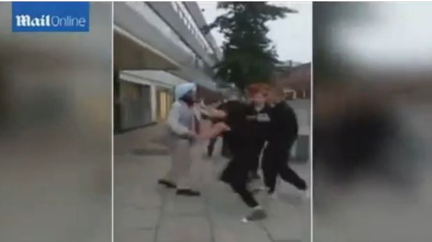 Atac brutal in Marea Britanie. O tanara l-a batut pe un batran de 80 de ani in plina strada. VIDEO