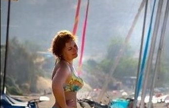 Toti prietenii au ras de ea cand au vazut imaginea. Cine a fost partenerul tinerei, la mare. FOTO