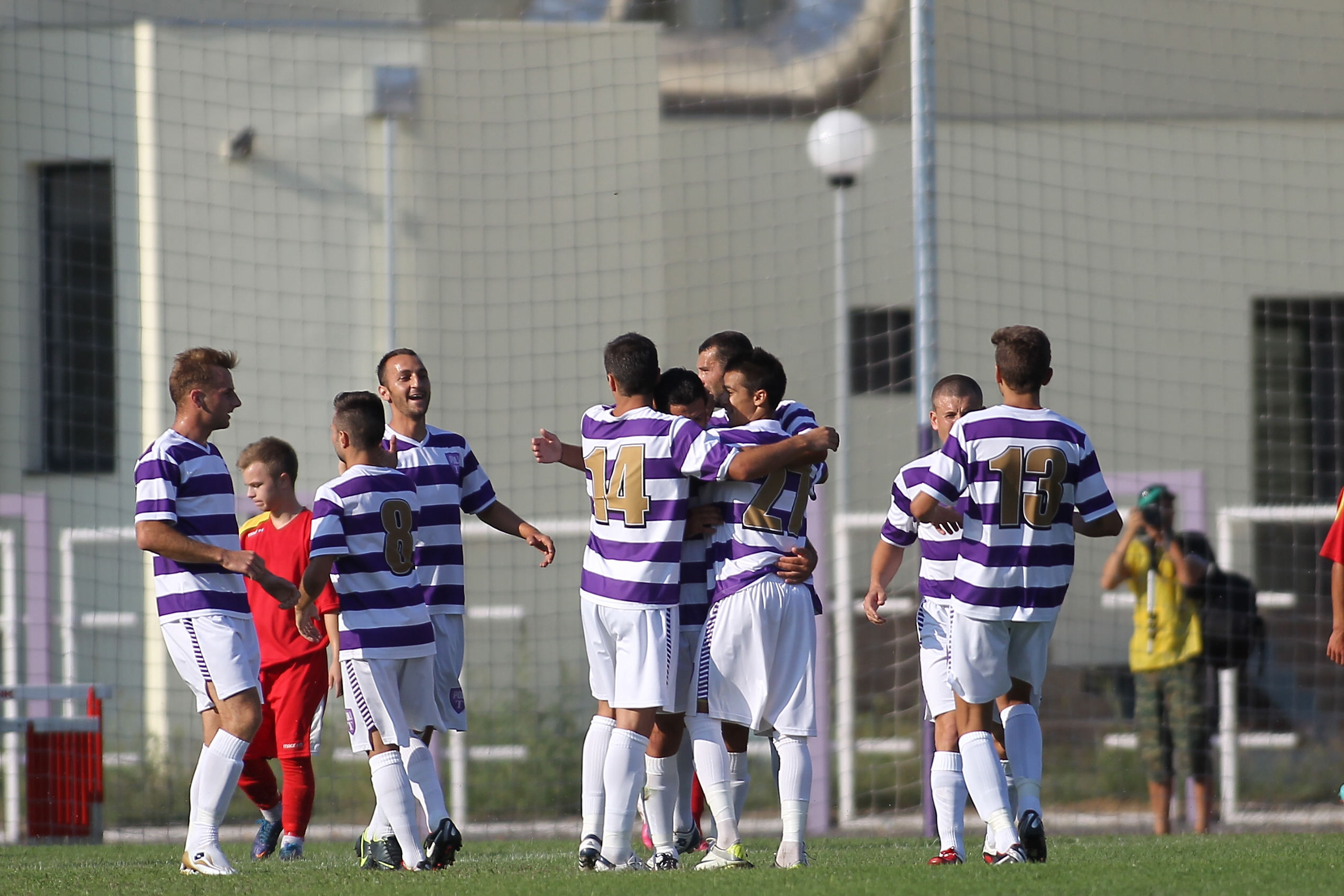 Miliardarii din Liga a IV-a! Fanii lui ASU Poli isi ajuta echipa cumparand produse si consumand bere