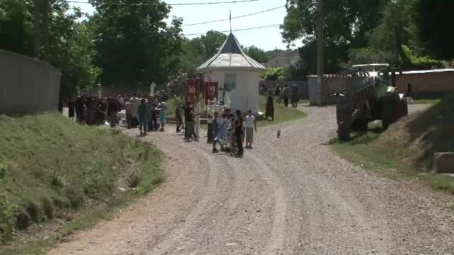 Baiatul de cinci ani ucis cu drujba a fost inmormantat. Preotul: "Mergeti acasa si iubiti-va copiii"