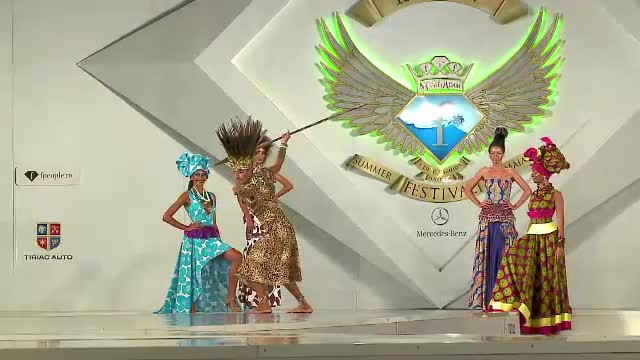 Carele alegorice i-au fascinat pe turistii din Mamaia. Radu Mazare a venit costumat in rege african