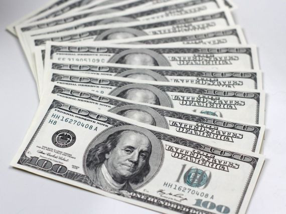 Un cersetor a dus la politie banii gasiti pe strada si a fost recompensat.Ce va face cu suma primita