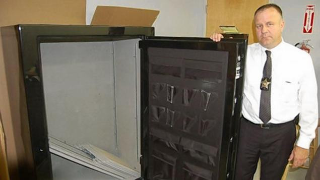 A comandat un seif de pe internet, pe care a dat 1.700 de dolari. Ce gasit in el cand l-a deschis