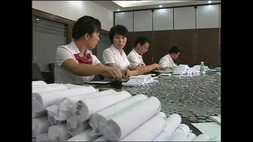 30 de angajati ai unei banci au numarat bani timp de 18 ore. Un client le-a adus 8 saci cu monede