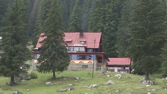 Camere murdare, dar pretentii la pret. Cum isi primesc turistii cabanele din Bucegi