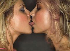 SOC! Sarutul intre doua femei care a uimit intreaga lume. S-a intamplat unde nu s-a gandit nimeni!