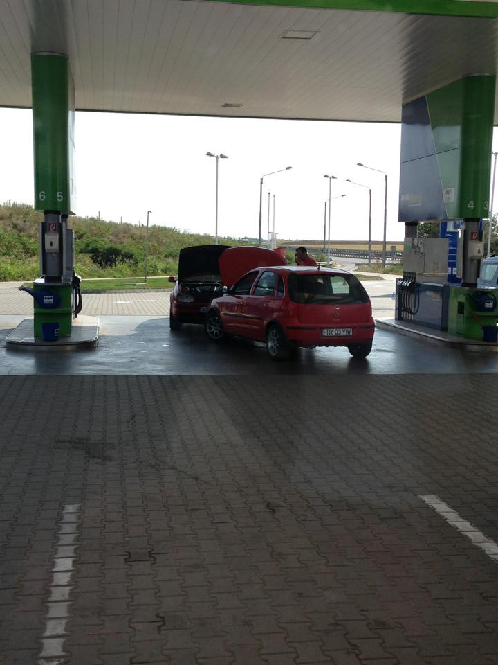 Unde au fost fotografiati doi soferi din Romania in timp ce incarcau bateria uneia dintre masini