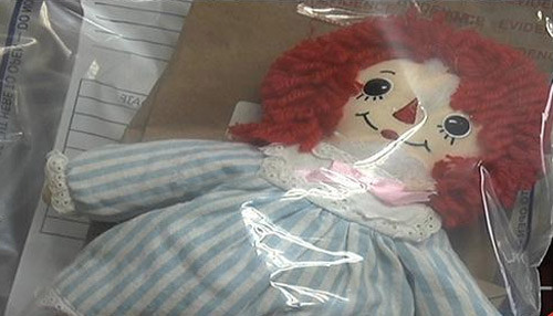 O fetita s-a dus cu papusa in mana, tipand de groaza, la mama ei. Ce a gasit in interiorul ei