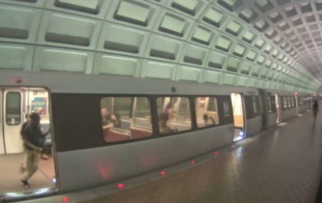 Ai putea sa patesti si TU asta! Uite cat de repede i-a fost furat telefonul din mana acestui pasager: