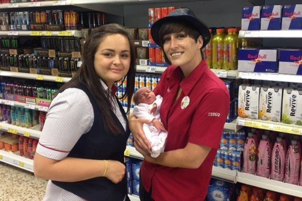 A mers la supermarket pentru cateva cumparaturi, dar a nascut printre rafturile cu mancare