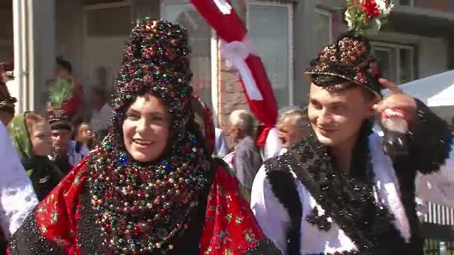 Rochia de mireasa cantareste 30 de kg si costa mii de euro. Imaginile unei nunti din Maramures