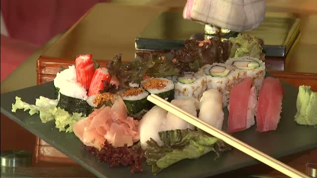 Un roman din 100 ia masa in oras si nu acasa. Cat de profitabila e piata restaurantelor din Romania