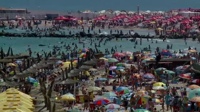 Turistii au stat la o coada uriasa pentru a sta pe plaja langa gunoaie. "Ma fac si eu ca nu le vad"