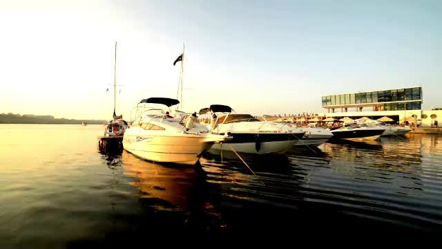 Noua fata a Portului Tomis. Turistii sunt fascinati de iahturile ancorate si de terasele cu scoici