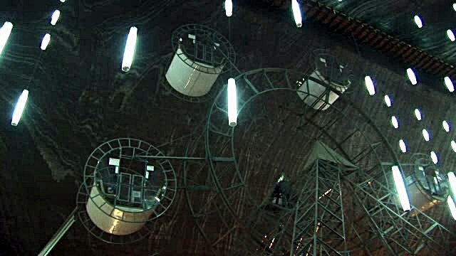 Distractie transformata in cosmar la Salina Turda. 8 turisti au ramas blocati in Roata Panoramica