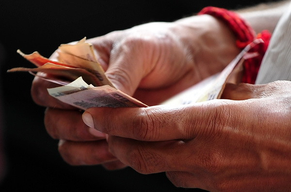 Se mai prabuseste un stat. Investitorii se grabesc sa scoata banii din tara