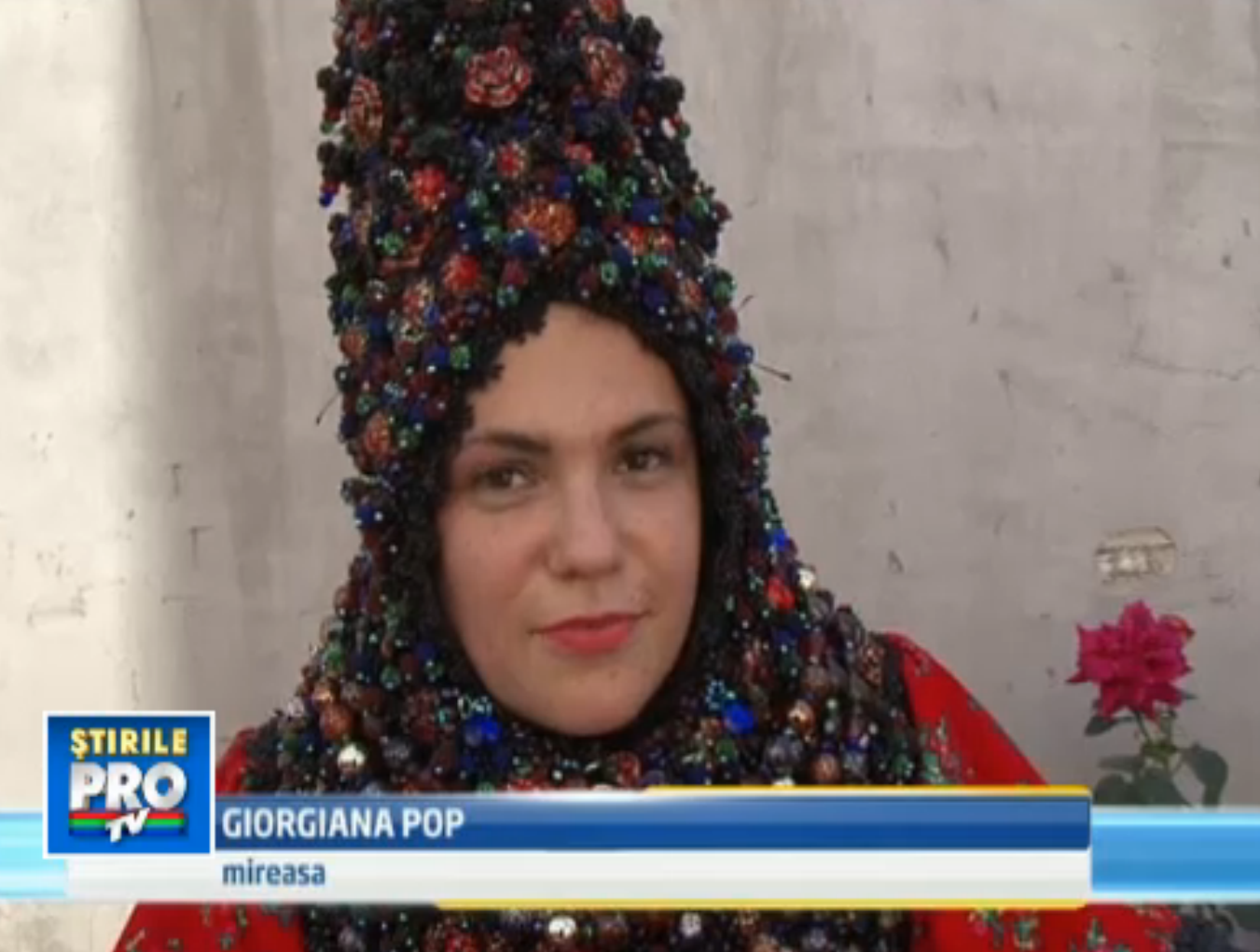 Nunti traditionale in Tara Oasului. Rochia de mireasa cantareste 30 de kg si costa mii de euro