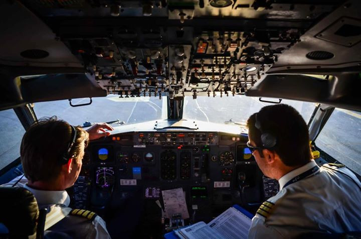 Ce isi mai uita pasagerii in avion: TOP 10 cele mai ciudate "lucruri" gasite de stewardese: