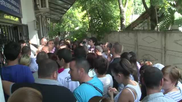 Situatii umilitoare la Galati, unde oamenii se calca in picioare la buletine: "Rusine pentru tara"