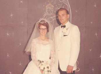 Poza de nunta refacuta dupa 45 de ani. Cum arata acum acest cuplu. FOTO