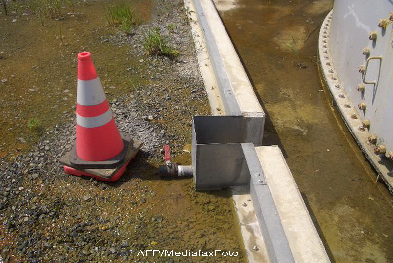 Patru tone de apa radioactiva, scurse pe sol in incinta centralei de la Fukushima