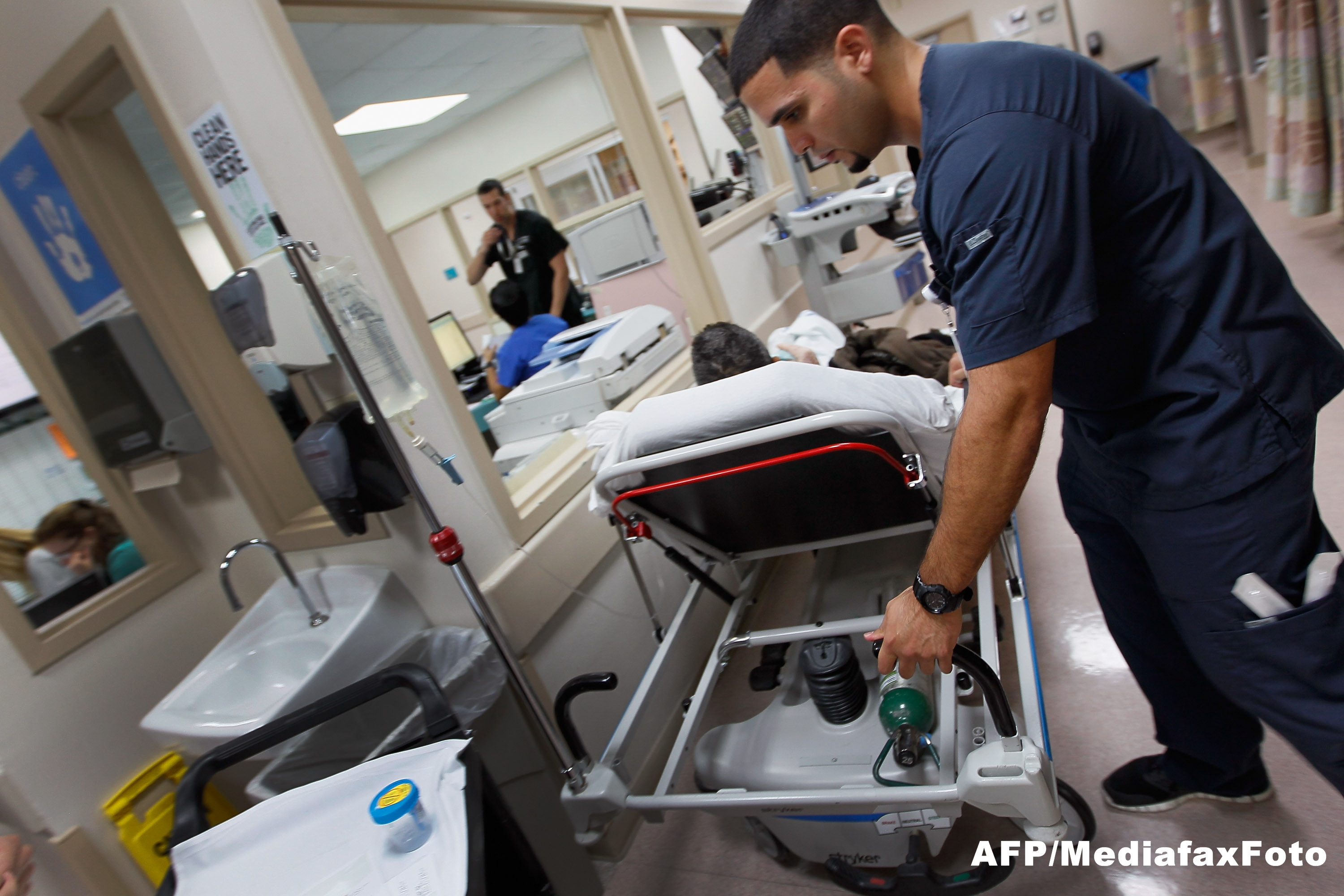 Erou adevarat. Un medic a salvat viata unui pacient cu infarct chiar in timp ce el facea .. infarct