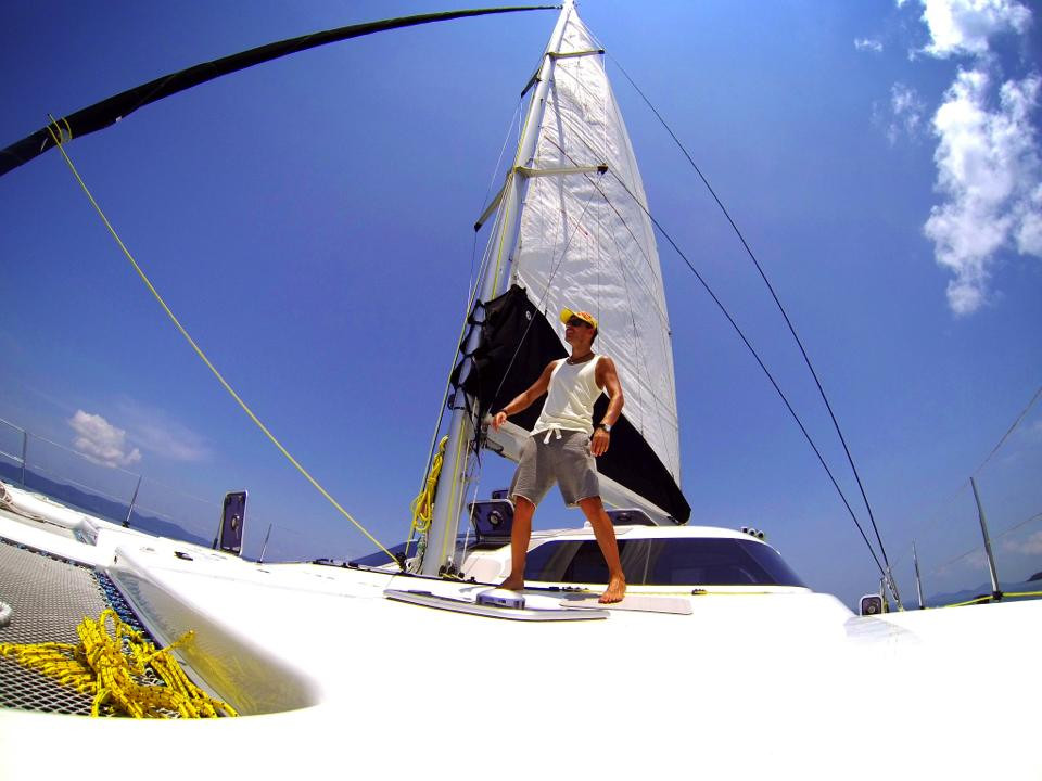 “Am fost la un pas sa fim taiati de pescarii malaiezieni”. Povestea tinerilor romani plecati in jurul lumii intr-un penthouse plutitor