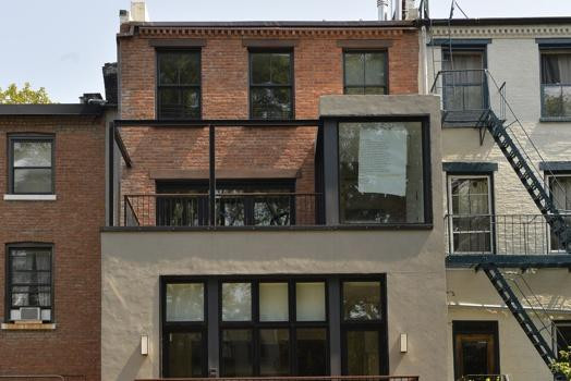 Vecinii au ramas fara cuvinte cand au vazut ce a aparut in balconul unei case: "Este indecent"