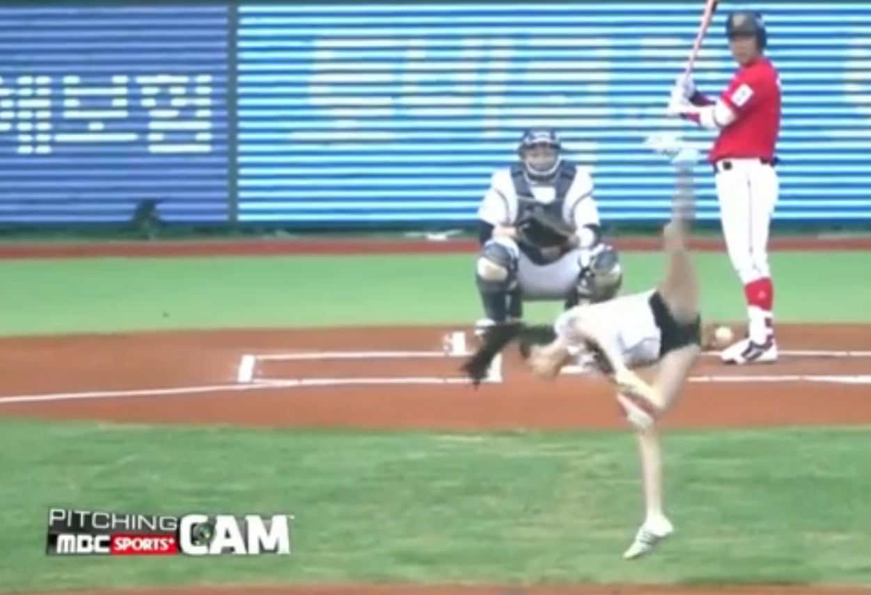 Cea mai tare aruncare din istoria baseball-ului. O actrita i-a lasat pe toti cu gura cascata