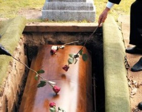 Biserica Catolica, scadalizata. O companie de pompe funebre din Polonia vinde sicrie cu ajutorul unor modele complet goale