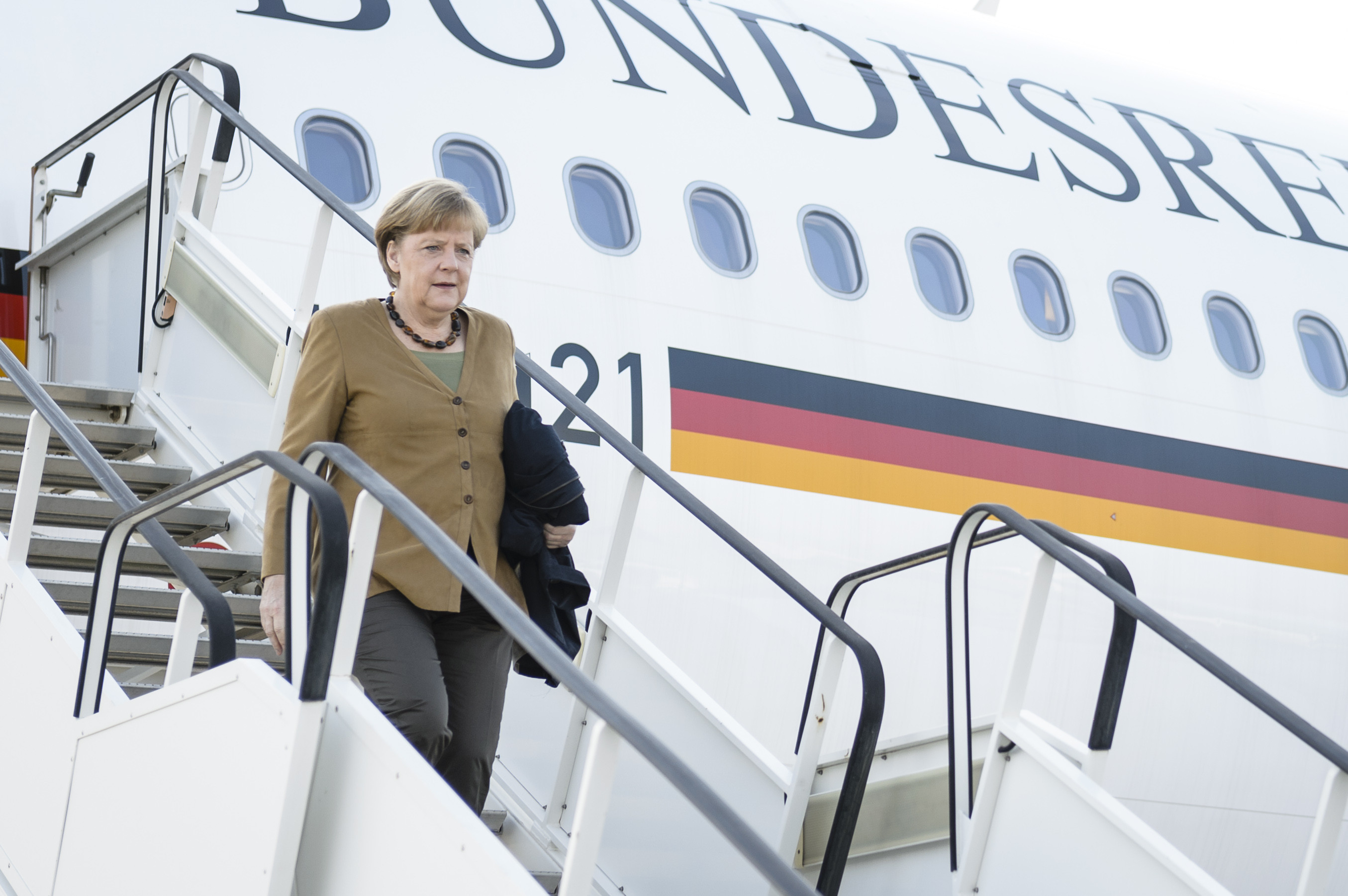 Avionul Angelei Merkel, vandalizat. Un barbat in chiloti si drogat a organizat o petrecere la bord