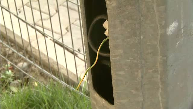 Fetita de 3 ani din Capitala, la un pas de moarte. A atins firele neizolate ale unui stalp din parc