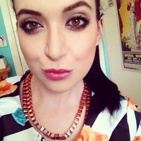 "Prietenii ma strigau Falci". Drama adolescentei care nu s-a fotografiat niciodata pana la 19 ani