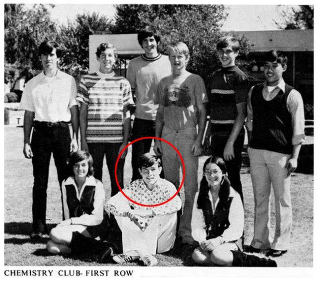 La cativa ani dupa s-a pozat cu colegii de liceu a devenit celebru. Cine este barbatul din imagine