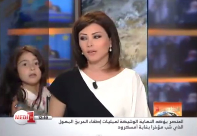 O prezentatore de stiri din Maroc a fost intrerupta de fiica ei in timp ce era in direct. VIDEO