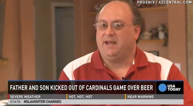 Ce a patit un suporter de fotbal american dupa ce i-a spus fiului: "Tine-mi berea, o sa fac o poza"