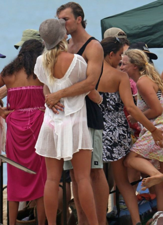 Cuplul cu o poveste extrem de emotionanta. De ce au atras toate privirile pe plaja