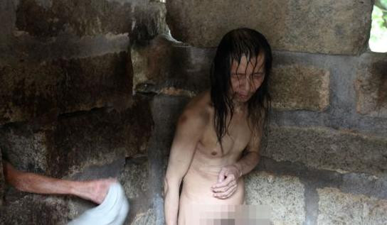 Inchis intr-o "cusca" timp de 30 de ani: chinezul, tratat de parinti ca pe un animal