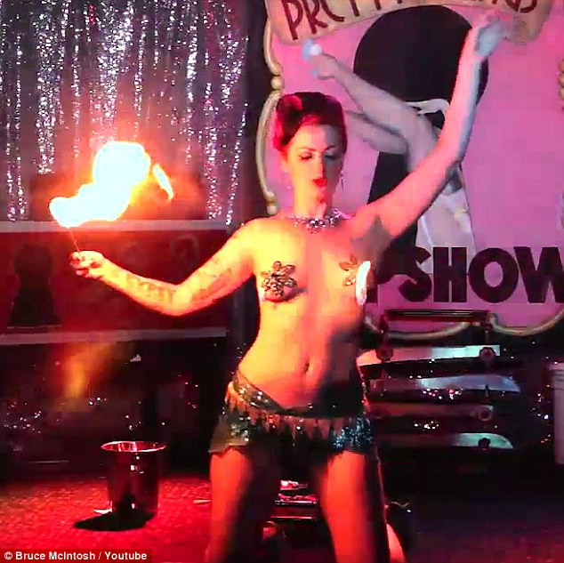 "A dat foc clubului cu sanii ei!" Ce s-a intamplat dupa ce o dansatoare si-a inceput spectacolul