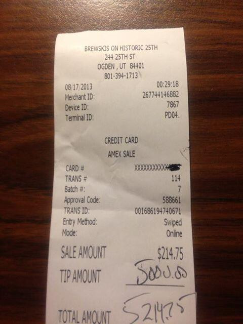 Bacsis urias lasat de un client, in doua baruri din Ohio. Cat au primit barmanii