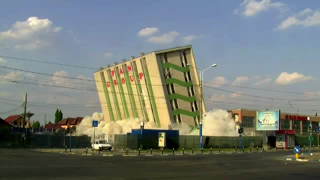 Probleme dupa demolarea unei fabrici de paine din Craiova. Doua masini au fost avariate de moloz