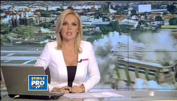 Probleme dupa demolarea unei fabrici de paine din Craiova. Doua masini au fost avariate de moloz