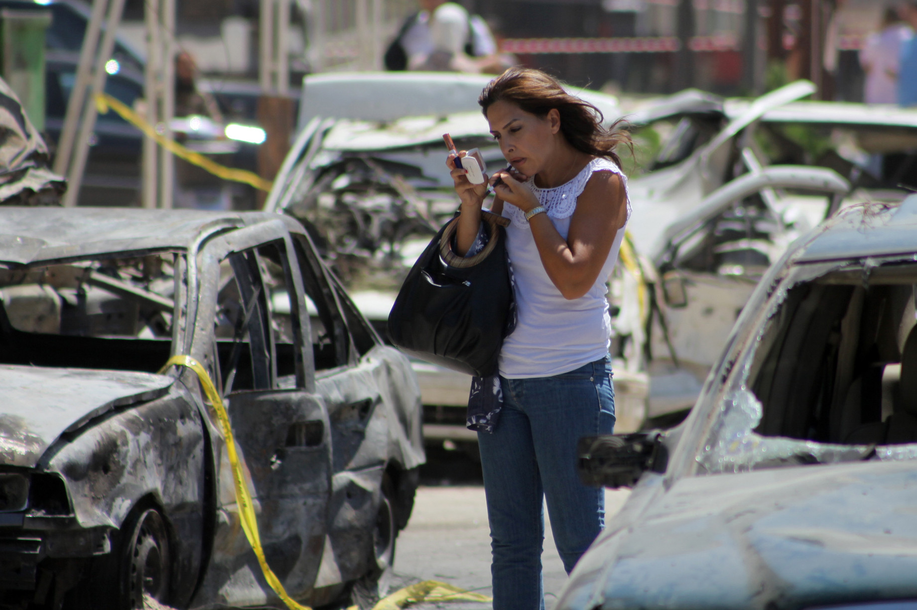 Poza care a impresionat presa internationala: o femeie se machiaza in mijlocul dezastrului din Liban