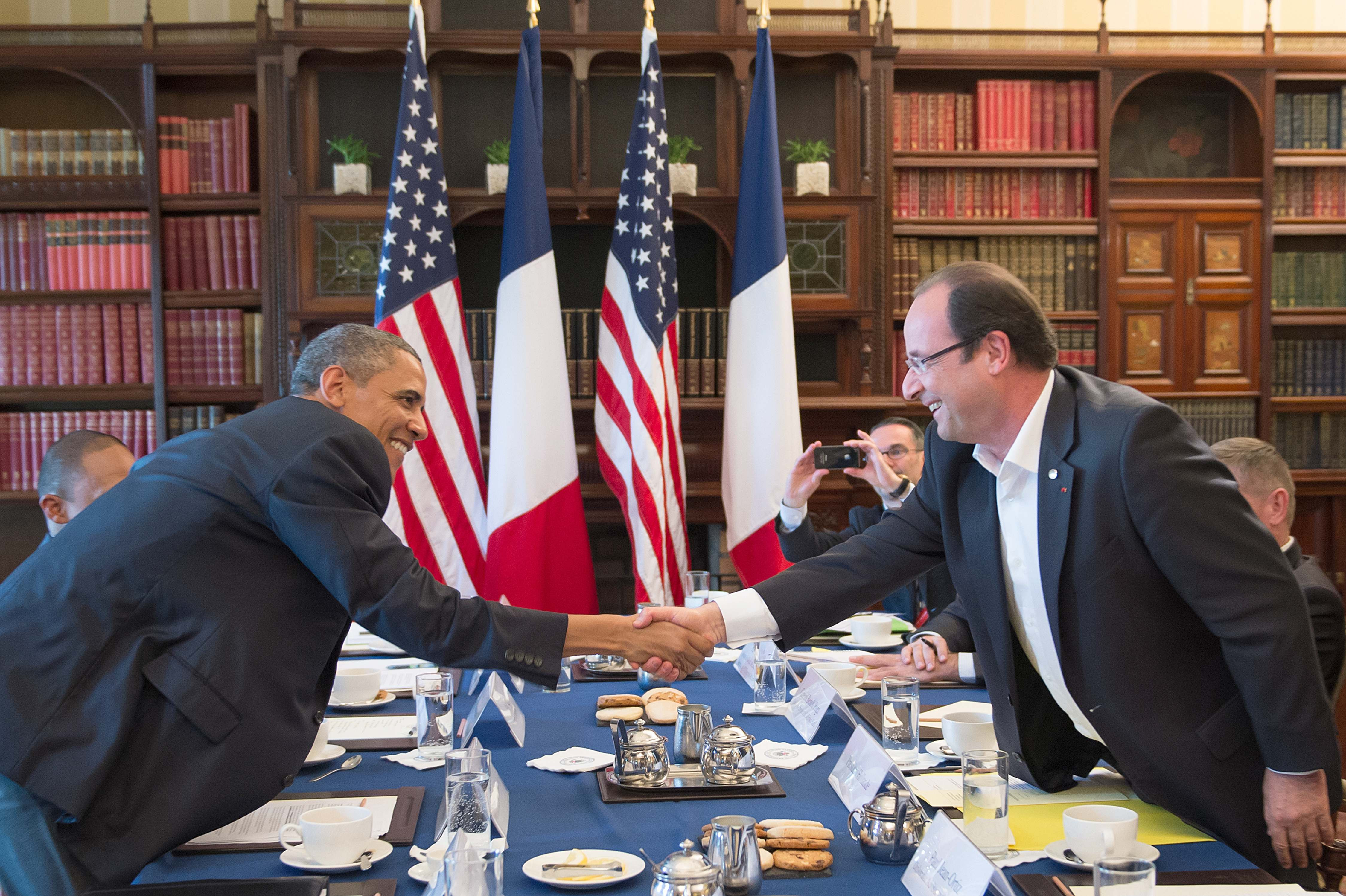 Hollande catre Obama: Totul "converge" catre responsabilitatea regimului de la Damasc pentru atentat
