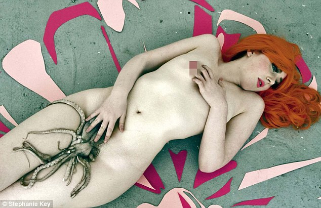 Cum s-a fotografiat aceasta tanara, fiica premierului din Noua Zeelanda. Apare in ipostaze indecente