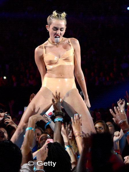 Scrisoarea lui Sinead O'Connor catre Miley Cyrus: Nu-i lasa sa te transforme intr-o prostituata